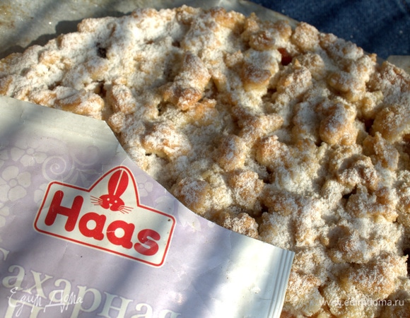 Остывший пирог посыпаем сахарной пудрой от Haas.