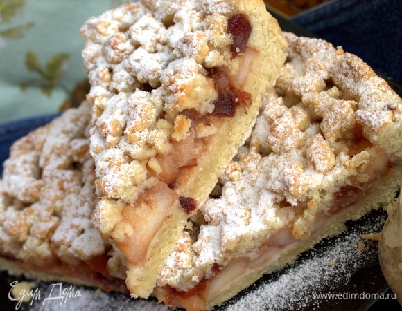 Корж держит форму, но нежно-рассыпчатый и, пока теплый, может поломаться. Потом схватится хорошо.