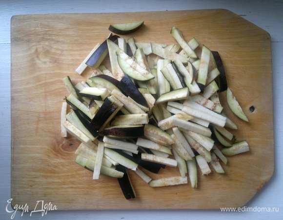 Баклажаны помыть, нарезать брусочками.