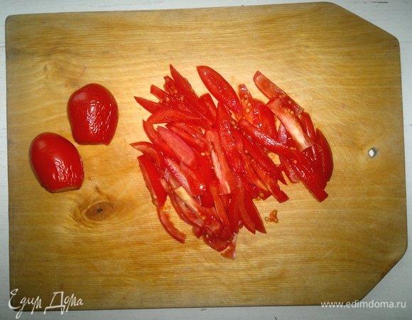 Помидоры вымыть, обсушить, нарезать соломкой. У меня мелкие помидоры сорта «Сливка».