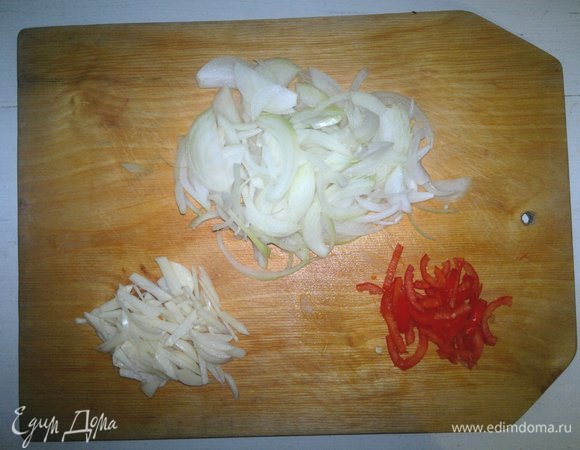 Лук, чеснок очистить. Из острого перца удалить семена. Овощи нарезать тонкой соломкой.