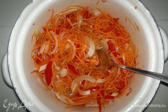 В эмалированной или стеклянной посуде соединить нарезанные помидоры, оба вида перца, лук, чеснок, морковь. Посыпать сахаром, солью, красным острым перцем, полить уксусом, соевым соусом, перемешать.