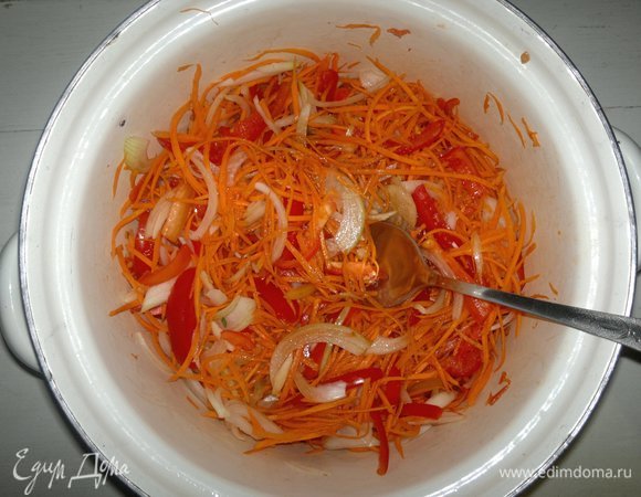 В эмалированной или стеклянной посуде соединить нарезанные помидоры, оба вида перца, лук, чеснок, морковь. Посыпать сахаром, солью, красным острым перцем, полить уксусом, соевым соусом, перемешать.