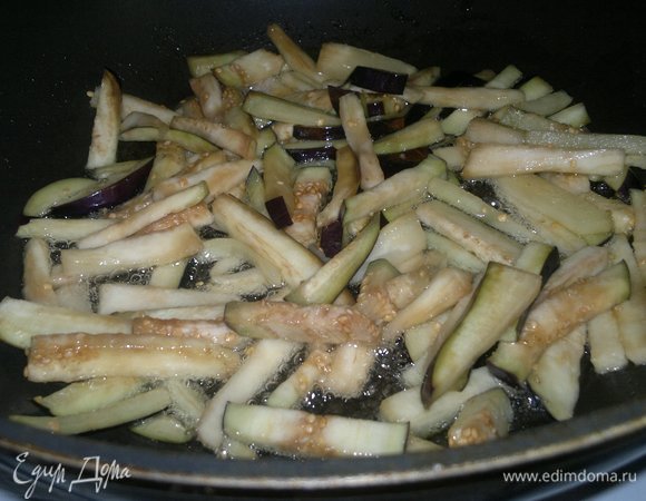 С баклажанов слить соленую воду, промыть под проточной водой, обсушить. В сковороде разогреть растительное масло и обжарить баклажаны до румяности.