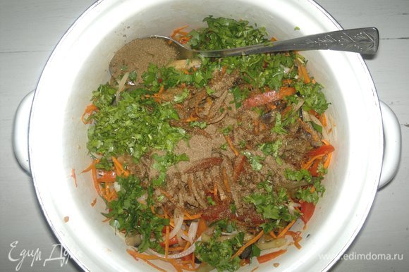 В кастрюлю с овощами добавить нарезанную зелень, всыпать сухую приправу для моркови по-корейски, перемешать. Поставить салат в холодильник на 1–2 суток. Периодически перемешивать.