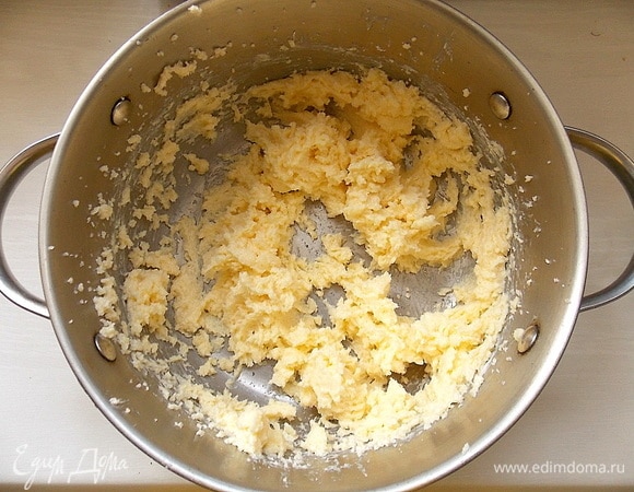 Мягкое масло взбейте с сахарной пудрой до пышной массы.