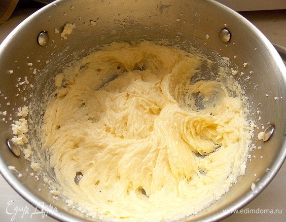 Добавьте яйцо и желток и взбейте до однородной массы. Положите сметану и взбейте до пышной массы.