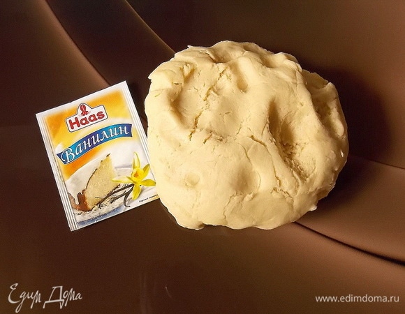 Смешайте с мукой разрыхлитель и ванилин, просейте. Всыпьте в масляную массу и замесите мягкое нелипкое тесто.