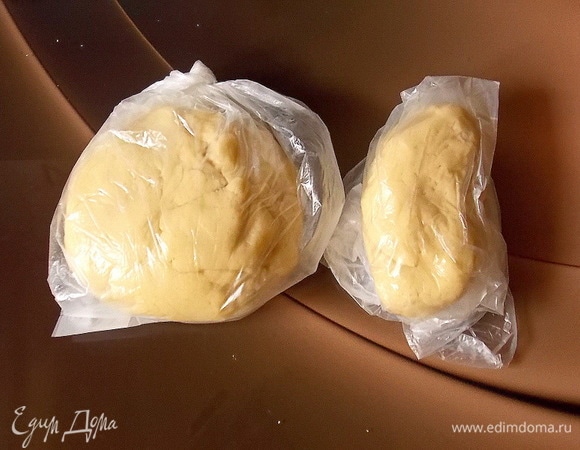 Разделите тесто на 3 части. Две части соедините и положите в пакет, уберите в холодильник на 2 часа. А третий положите тоже в пакет и уберите в морозилку на 2 часа.