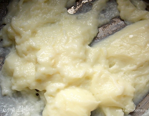 Сделайте заварной крем. Для этого в половине молока растворите сахар и крахмал. Другую половину доведите до кипения, постоянно мешая, влейте крахмальную смесь. Варите при постоянном помешивании до загустения. Снимите с огня, положите на поверхность пленку в контакт, чтобы не образовалась корочка. Оставьте до полного остывания.