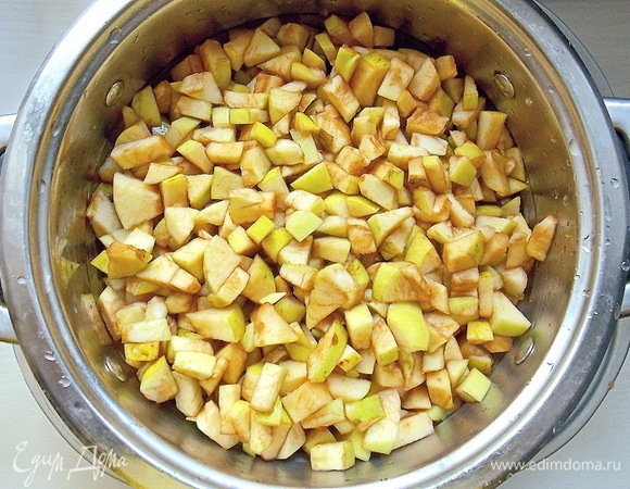 Помойте яблоки, очистите от сердцевины и нарежьте мелким кубиком.