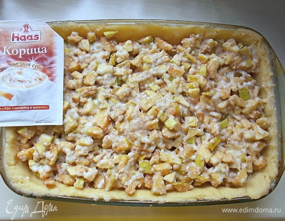 Смешайте яблоки с корицей и половиной крема. Уложите яблочную массу на тесто. Оставшийся крем разровняйте на верху.