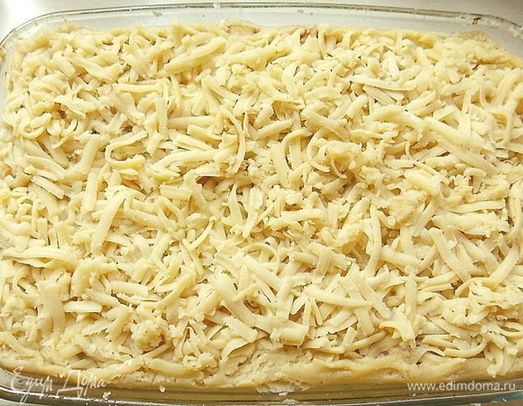 Достаньте замороженное тесто и натрите его на всю поверхность пирога.