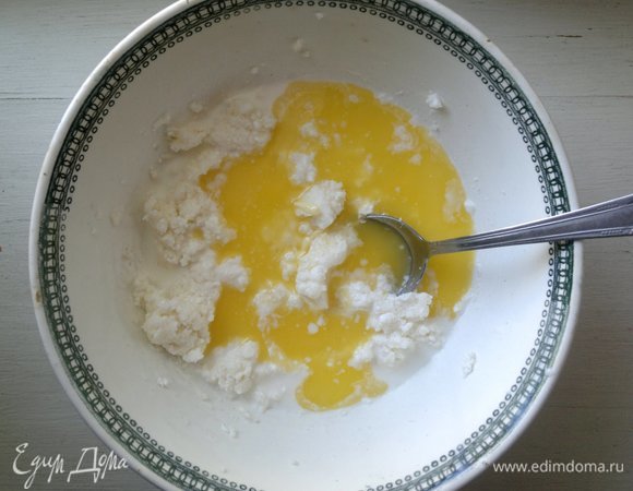 Добавить растопленное сливочное масло и молоко, перемешать.