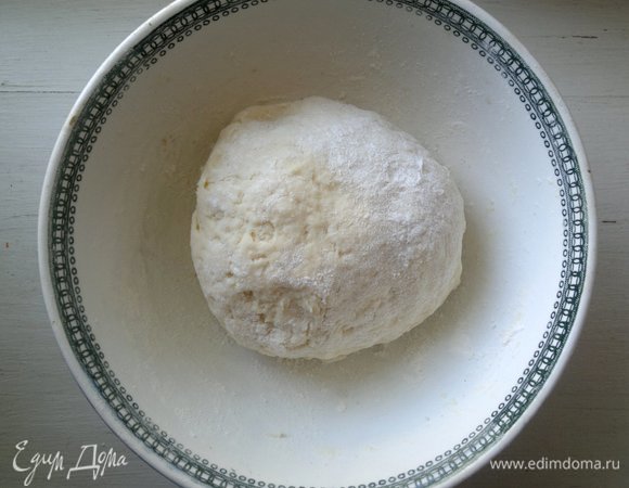 Замесить мягкое тесто. Собрать тесто в шар, накрыть пищевой пленкой и оставить отдохнуть на 15–20 минут.