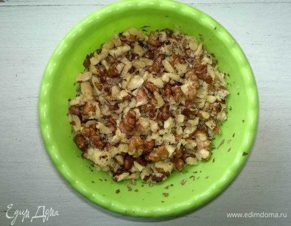 Подготовить компоненты начинки и посыпки. Ядра грецких орехов измельчить в крупную крошку.