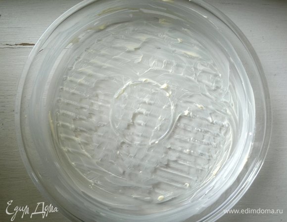 Форму для запекания смазать сливочным маслом. У меня форма диаметром 26 см.