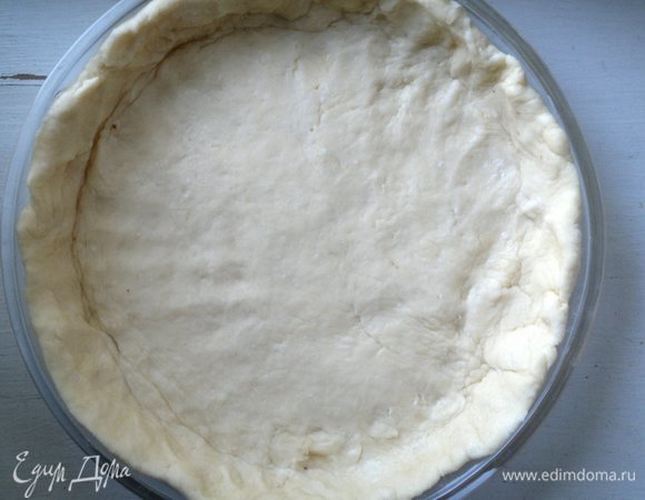 Выложить тесто в форму, формируя бортики.