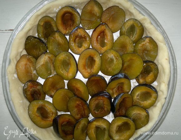 Половинки слив выложить на крахмал срезом вверх.