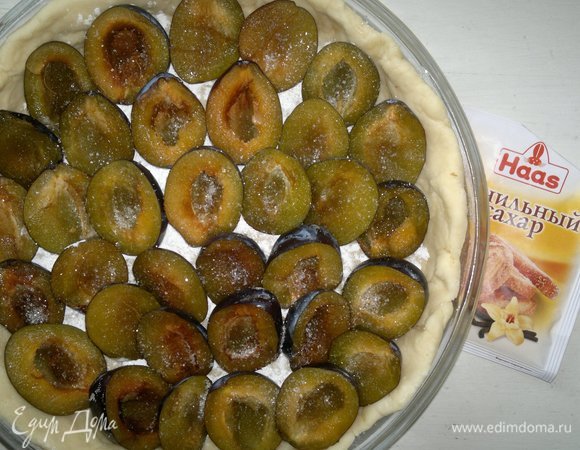 Посыпать сливы ванильным сахаром Haas.