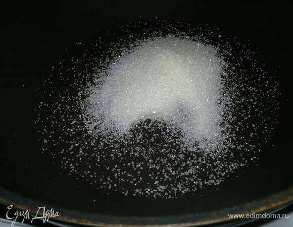 Для ореховой посыпки сахар выложить на сухую сковороду.