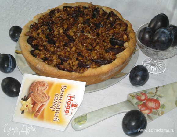 Выложить пирог из формы на блюдо.