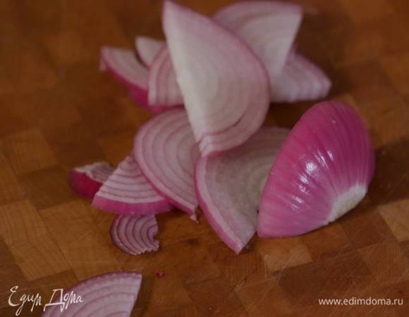Красную луковицу почистить и нарезать тонкими полукольцами.