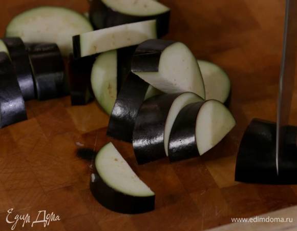 Баклажаны нарезать крупными кусочками.