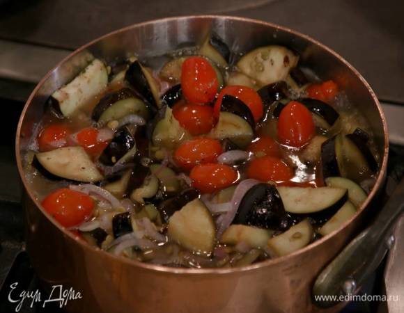 Чечевицу всыпать к овощам, влить вино и на сильном огне дать ему выпариться, затем влить горячий овощной бульон, так чтобы овощи были покрыты, накрыть крышкой и варить до готовности, минут 40, по необходимости добавляя горячий бульон.