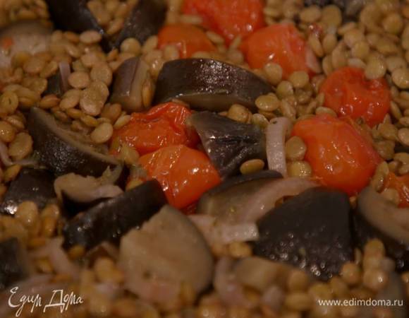 Готовые овощи разложить в пиалы, посыпать листьями тимьяна, посолить, добавить по 1 ст. ложке сметаны.