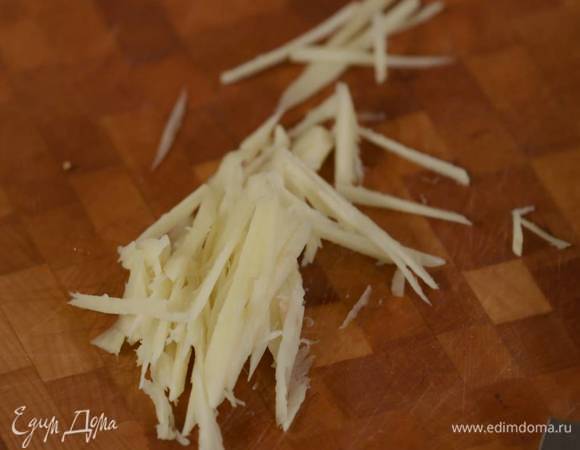 Имбирь почистить и нарезать мелкой соломкой.