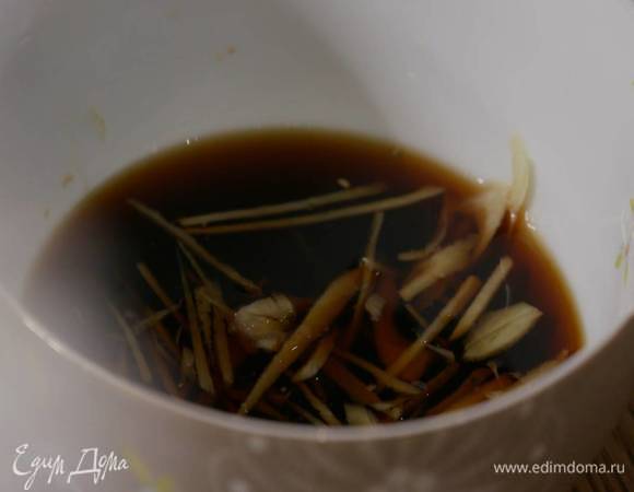 Приготовить маринад: сахар соединить с соевым соусом, рисовым вином, щепоткой нарезанного имбиря, мелко порубленным чесноком и все перемешать.