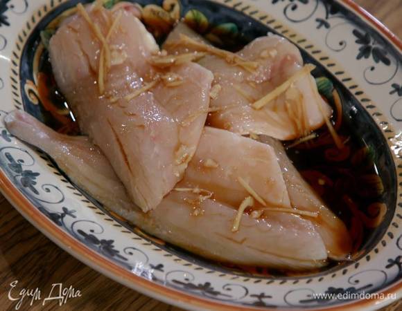 Рыбу полить половиной маринада и дать постоять.