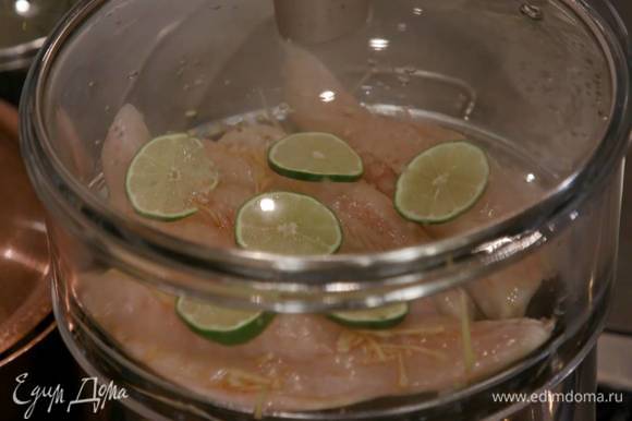 Рыбу поместить в пароварку, сверху разложить нарезанный лайм, накрыть крышкой и варить не больше 6‒7 минут.