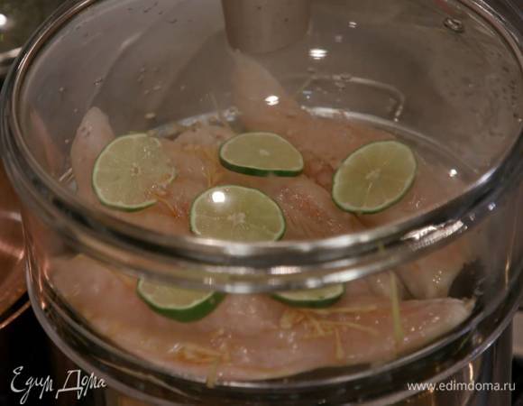 Рыбу поместить в пароварку, сверху разложить нарезанный лайм, накрыть крышкой и варить не больше 6‒7 минут.