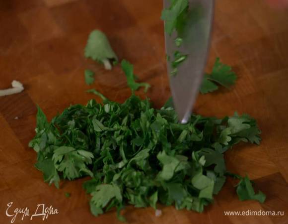 Кинзу мелко порубить, половину добавить к оставшемуся маринаду и перемешать.