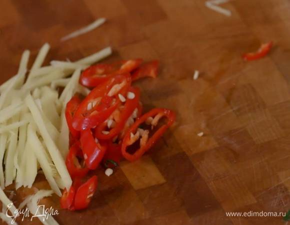 Перец чили нарезать колечками.