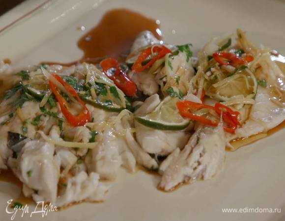 Готовую рыбу выложить на блюдо и полить маринадом, сверху выложить обжаренные овощи, посыпать оставшейся кинзой.