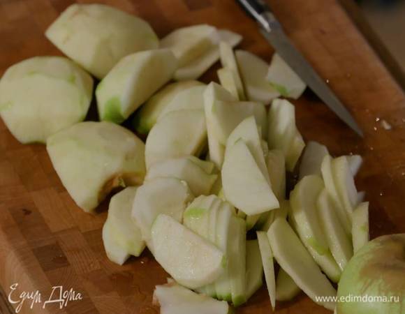 Яблоки очистить от кожуры и, удалив сердцевину, нарезать тонкими дольками.