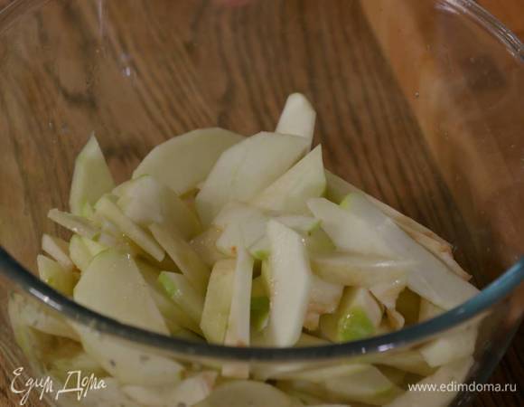 Из лимона выжать сок, 1 ст. ложку оставить, остальным соком полить нарезанные яблоки, перемешать и дать постоять.