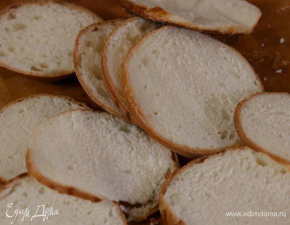 Бриоши нарезать вдоль тонкими кружками.