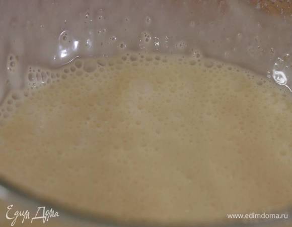 Приготовить крем: яйца с сахаром взбить в пышную массу, влить оставшийся лимонный сок, затем, продолжая взбивать, в два приема ввести сливки и еще немного взбить.