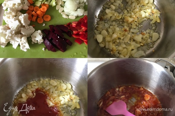 Овощи нарезать не очень мелко. В кастрюле разогреть масло, добавить лук, чеснок и потушить. Потом добавить пассату, сахар, перемешать и тушить еще одну минутку.