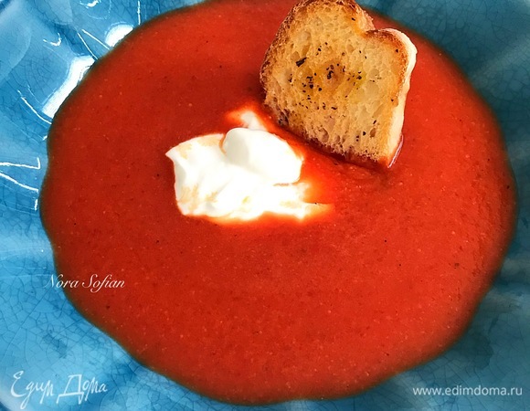 Подавать суп со сметаной и крутонами.