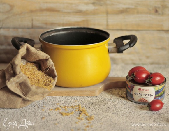 Булгур отварим до готовности в кипящей подсоленной воде. Дадим остыть. Я использовала пакетированный. Одного пакета хватает на 2 порции.