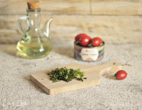 Мелко нарежем зелень петрушки.