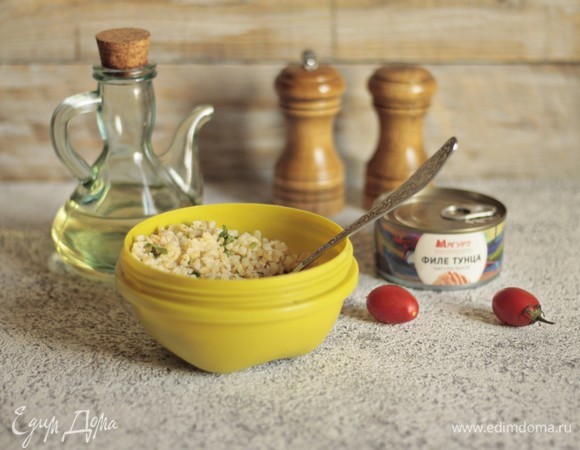 Смешаем остывший булгур с зеленью, приправим солью и перцем. Сдобрим половиной количества масла и перемешаем.