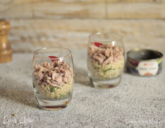 В порционные бокалы уложим булгур, затем — разобранный на волокна тунец.