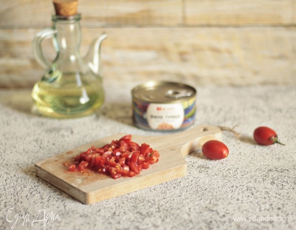 Мелко нарежем томаты черри и покроем сверху наш салат. Чуть поперчим и посолим, заправим оставшимся маслом и сбрызнем соком лимона.