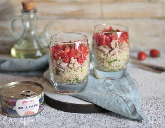 Наш салат готов! Украшаем листиком петрушки. Всем удачи!